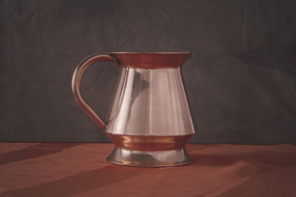 Jak pić wodę z miedzianych naczyń?